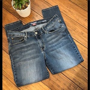 Levi’s Denizen modern skinny jeans.